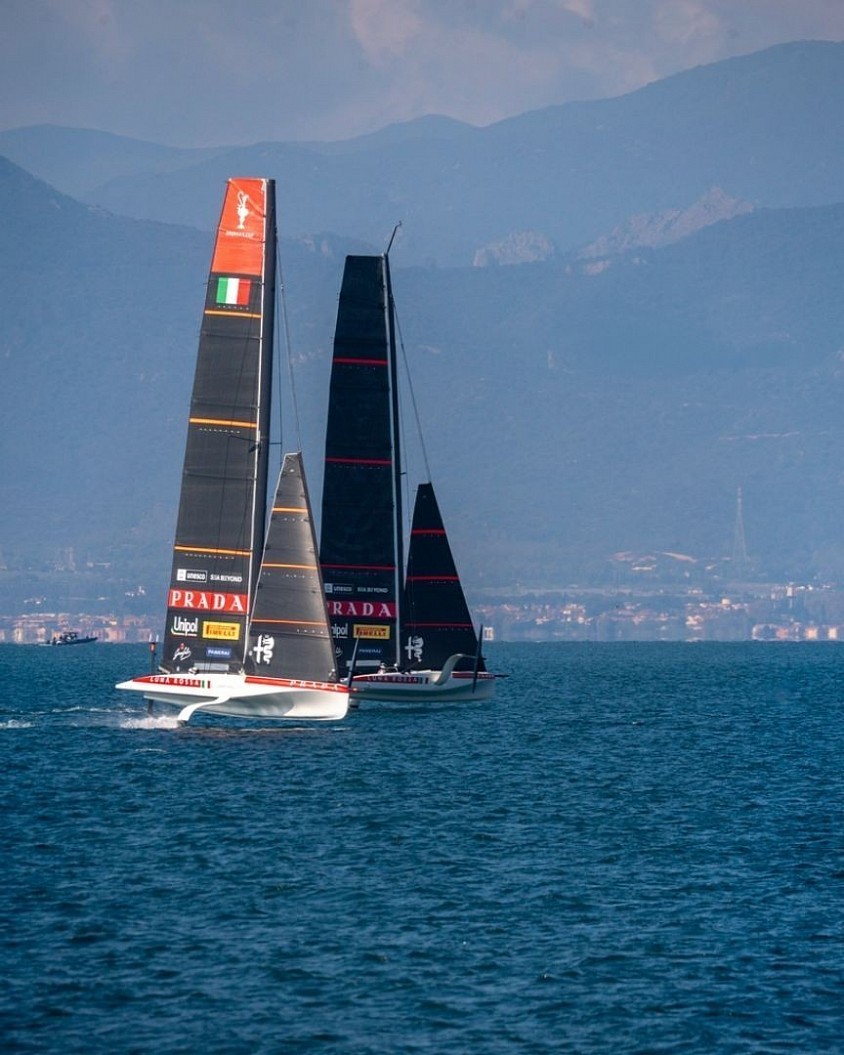Ac 40 Luna rossa in allenamento a Cagliari