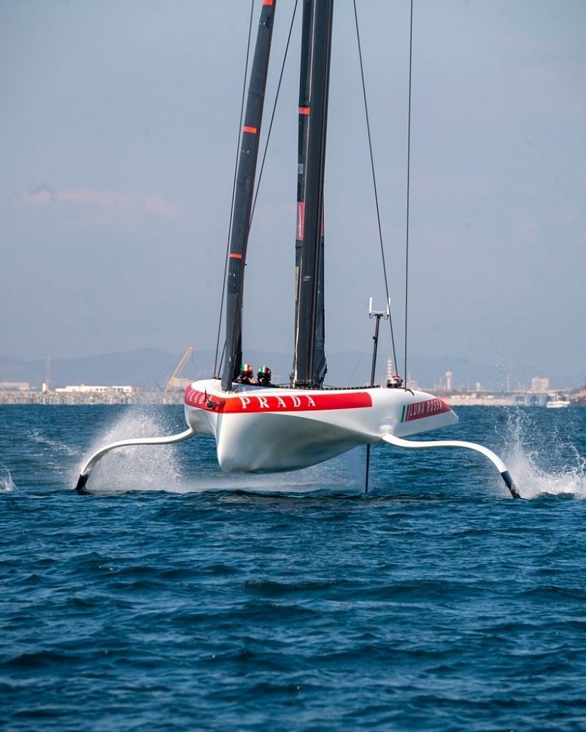Ac 40 Luna rossa in allenamento a Cagliari